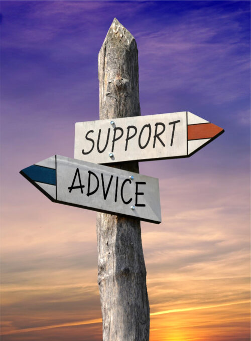 Wooden signpost with arrows labelled “Support” and “Advice,” symbolising UK mortgage guidance for U.S. residents.